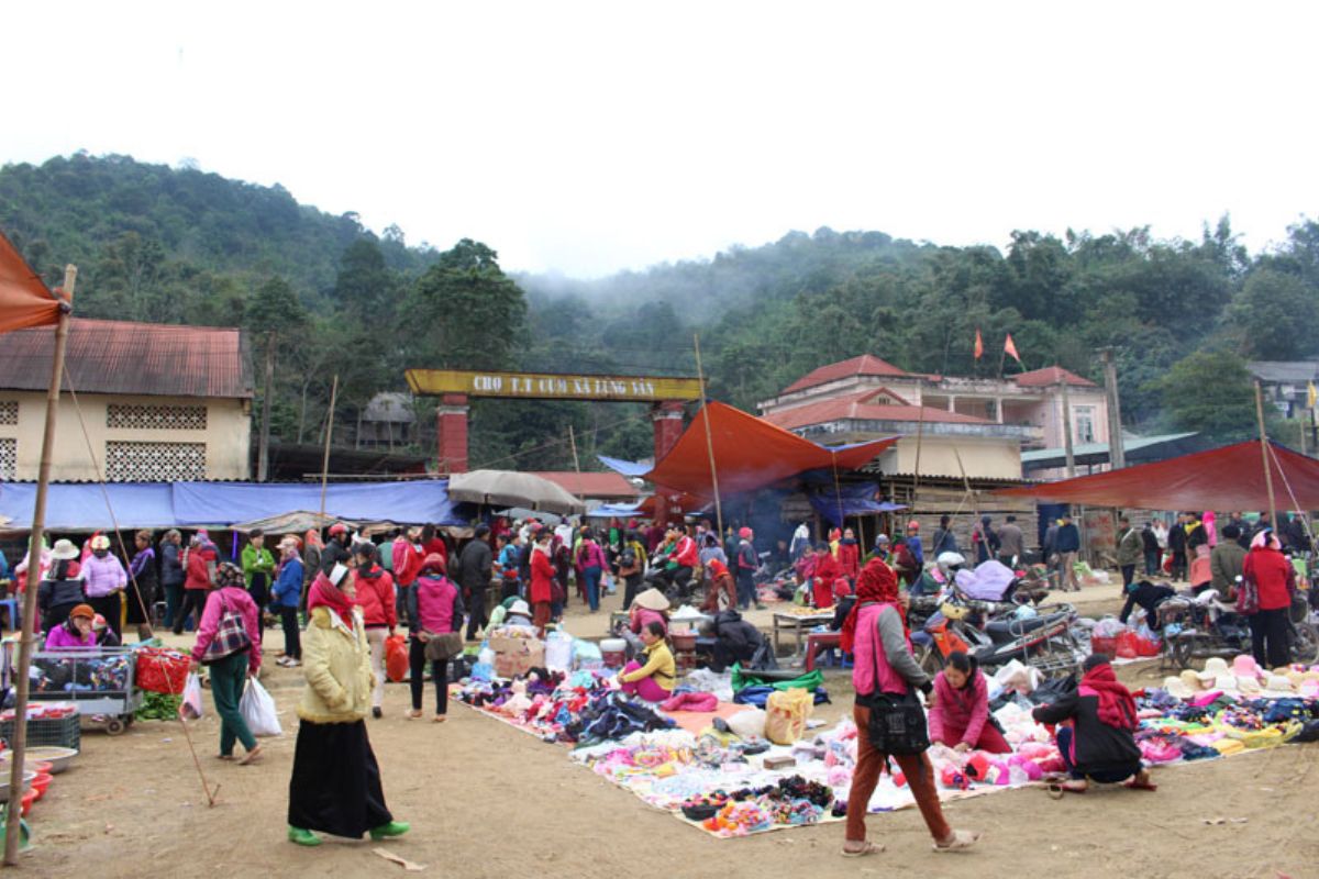 Lung Van Market , Van Son commune, Tan Lac district, Hoa Binh province